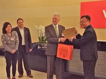 Robert Oates exchanges gifts with Mr Mao-Hsui WEI