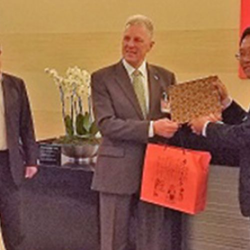 Robert Oates exchanges gifts with Mr Mao-Hsui WEI